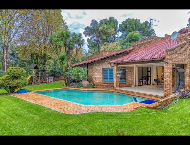 5 BEDROOM HOUSE FOR SALE IN HOUGHTON ESTATE